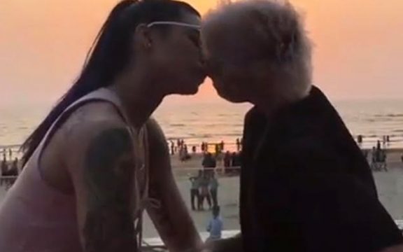 917_vj-bani-and-sapna-bhavnani-kissing_thumbnail.jpg
